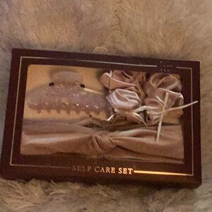 🌸NWT FUN 4 Pc Hair Set Makes the Perfect Gift Closet Must Have 🌸